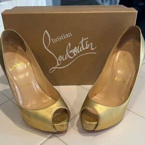 Christian Louboutin Gold Pumps size 35.5 (5.5)